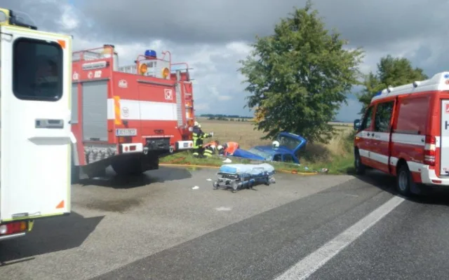 Citroën Saxo narazil u Neplachova do betonového můstku