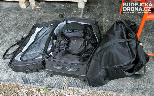 Výstroj příslušníka zásahové jednotky váží 25 až 30 kilo