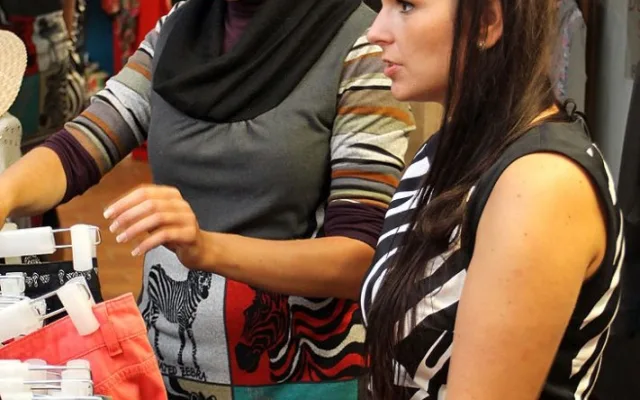 Veronika Gerbocová na fittingu v butiku Hala Bala
