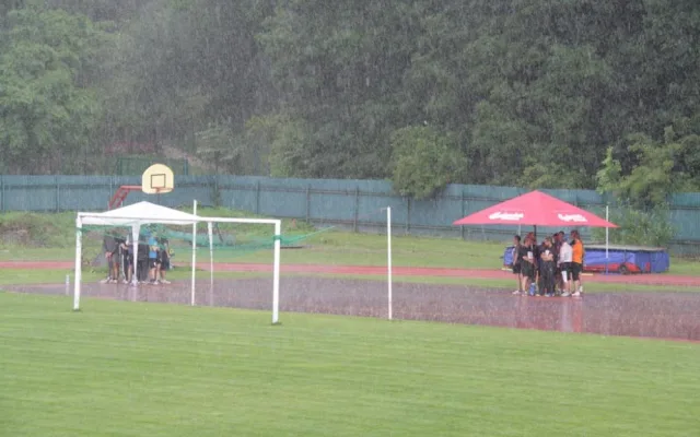 Nad stadionem se přehnalo za dva dny více jak pět silnějších přeháněk