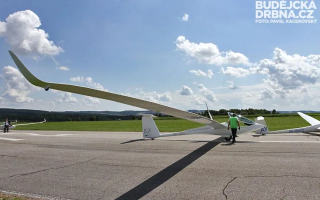 Kluzák vítěze třídy Kombi Open Tomáše Rendly váží i díky motoru 850 kilogramů a má rozpětí křídel 28,3 metru