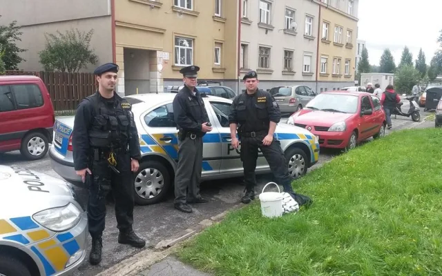 Prchající mladík s kýblem marihuany skončil v rukou policistů