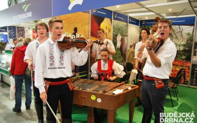 Nechyběla lidová hudba