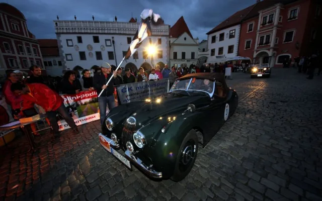 Jaguar XK 120 s Ivou Pavlíčkovou za volantem na loňském startu v Českém Krumlově. Foto Dalibor Benych