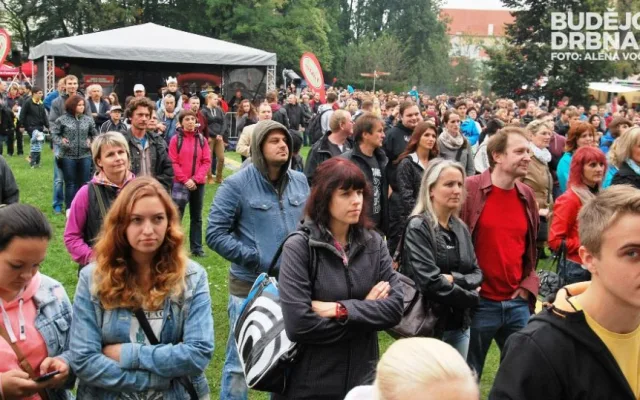 Odpoledne se ještě kolem pódia dalo projít