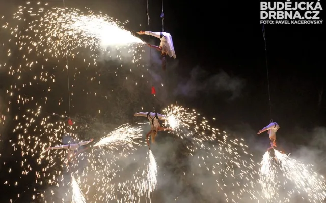 Akrobaté předvedli i pyrotechnické efekty