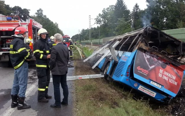 Havarovaný linkový autobus u Plané nad Lužnicí