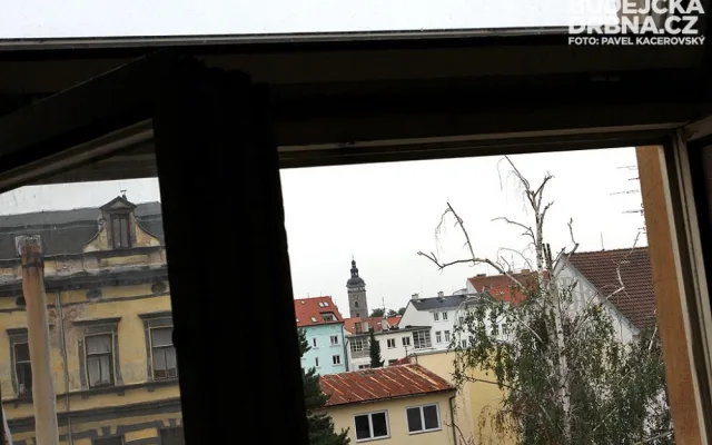 Výhled z ubytovny na Černou věž