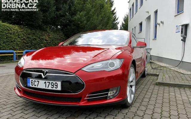 Tesla S Performance při 'tankování'