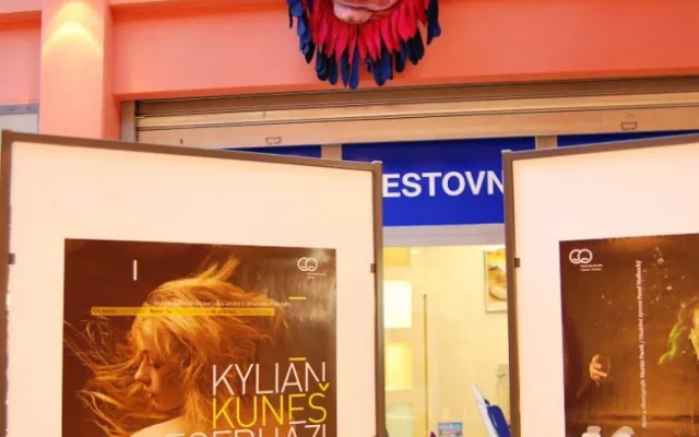 Nákupní centrum se změnilo v divadelní scénu