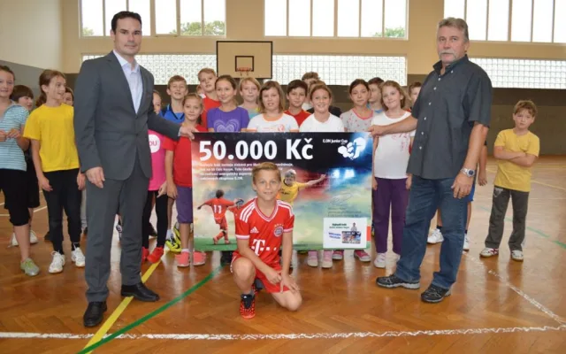 Předání šeku českobudějovické Základní škole Grünwaldova od společnosti E.ON