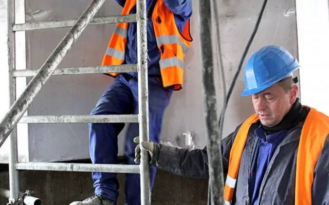 Dělníci v konfuzoru. Tudy přichází do teplárenského komínu kouř z kotlů