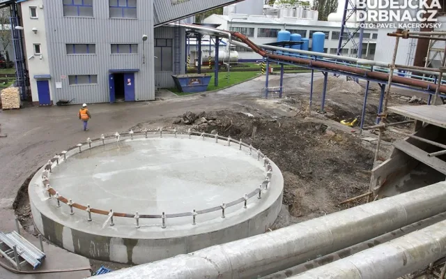 Základová deska s piloty připravená pro instalaci absorberu