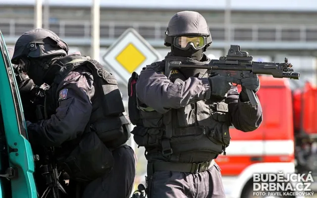 Pachatel skončil v policejní dodávce