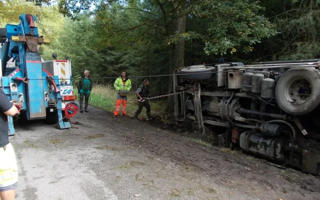 Havárie nákladního automobilu převážejícího ryby
