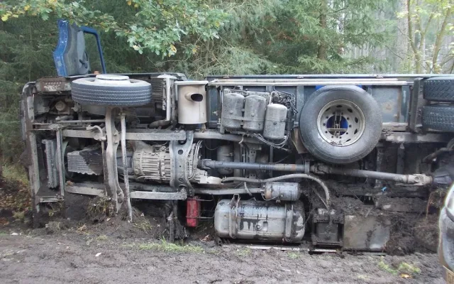 Havárie nákladního automobilu převážejícího ryby