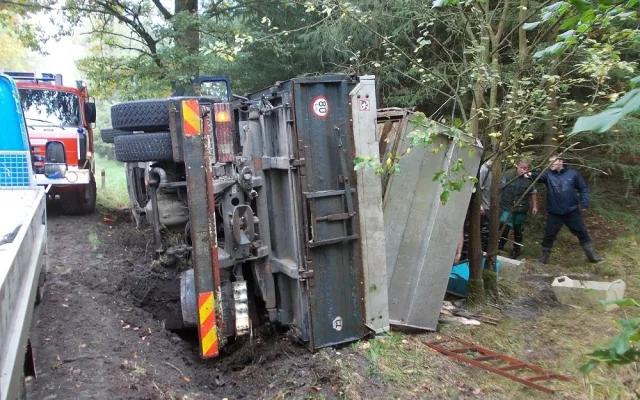 Havárie nákladního automobilu převážejícího ryby