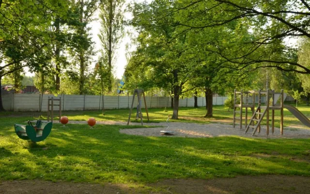 Hřiště se nachází poblíž novovráteckého kovošrotu