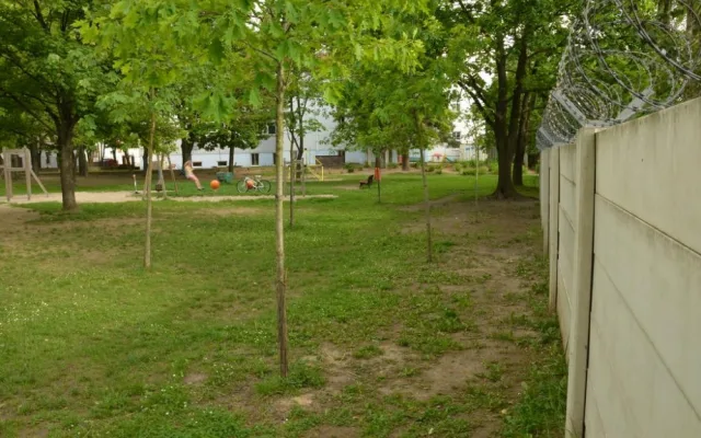 Park přiléhá ke kovošrotu