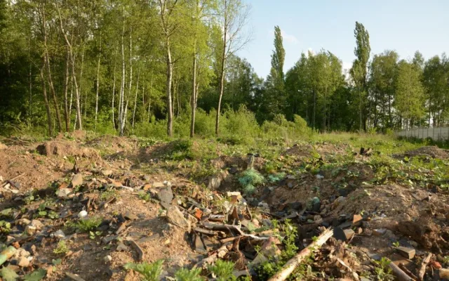 Veřejně přístupný park je pozemkem kovošrotu. A takto to tam vypadá