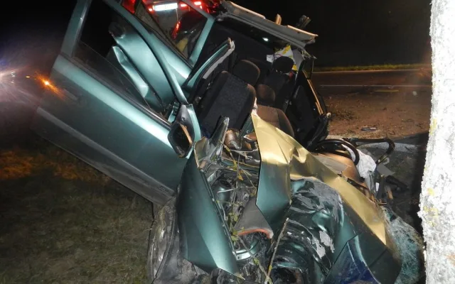 Havarovaný Opel Astra na silnici mezi Češnovicemi a Dasným