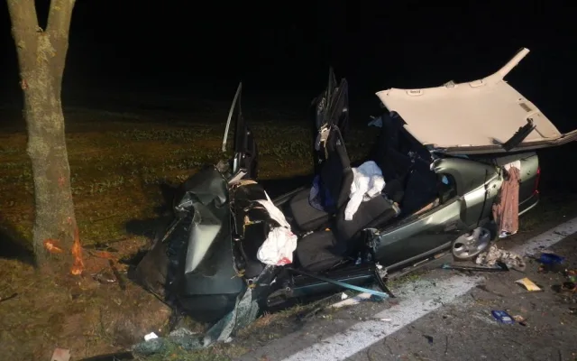Havarovaný Opel Astra na silnici mezi Češnovicemi a Dasným
