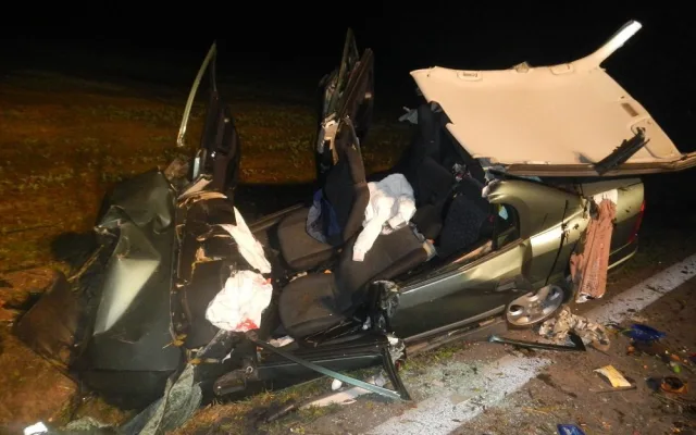 Havarovaný Opel Astra na silnici mezi Češnovicemi a Dasným