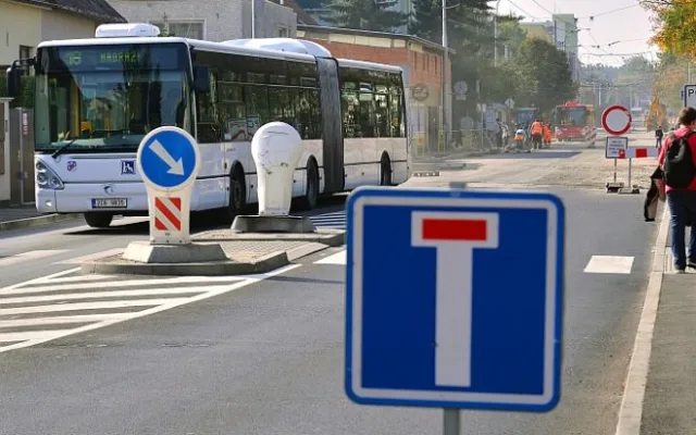 Oprava asfaltového povrchu v ulici Oskara Nedbala