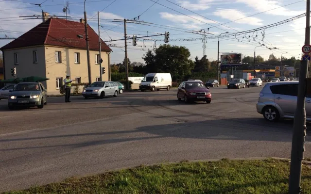 Policie odkláněla dopravu z Pražské třídy
