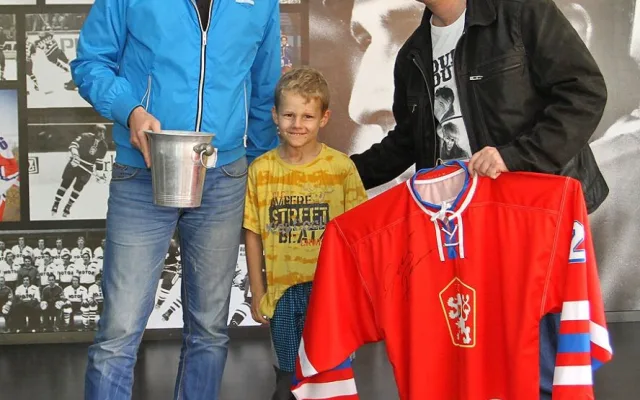 Ivan Vreštiak (vpravo) vyhrál retrodres Jaroslava Pouzara. Stačilo, že si v restauraci dal pivo. Cenu mu předal manažer Hokejového Centra Pouzar Jan Mojžíš