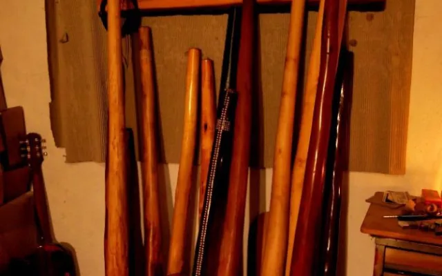 Buben z jabloně a vyrobené didgeridoo