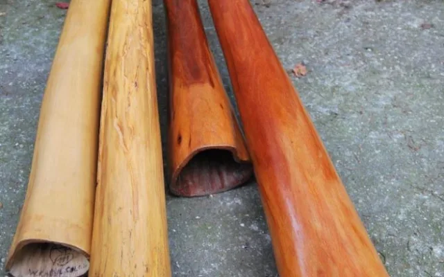 Didgeridoo, na které Kábul hraje při koncertech