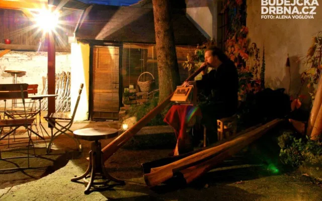 Příjemná atmosféra na dvorku Café Hostelu