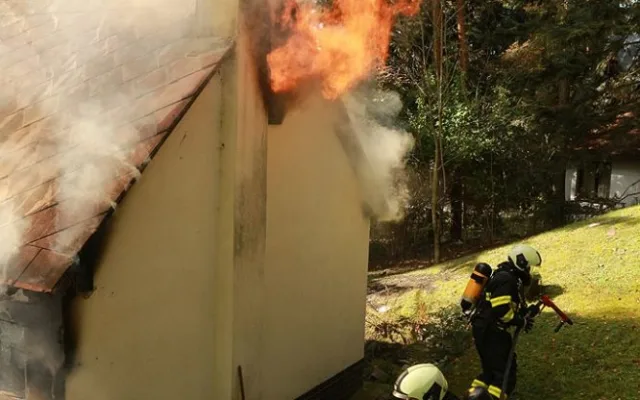 Chatu u rybníka Dehtář v úterý zapálil muž, který se pak pokusil zavraždit svou sousedku