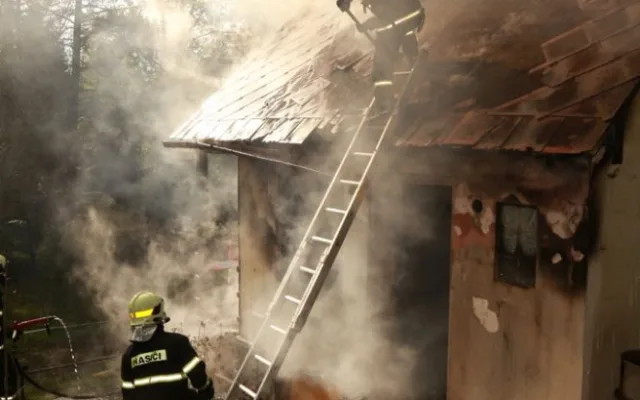 Chatu u rybníka Dehtář v úterý zapálil muž, který se pak pokusil zavraždit svou sousedku
