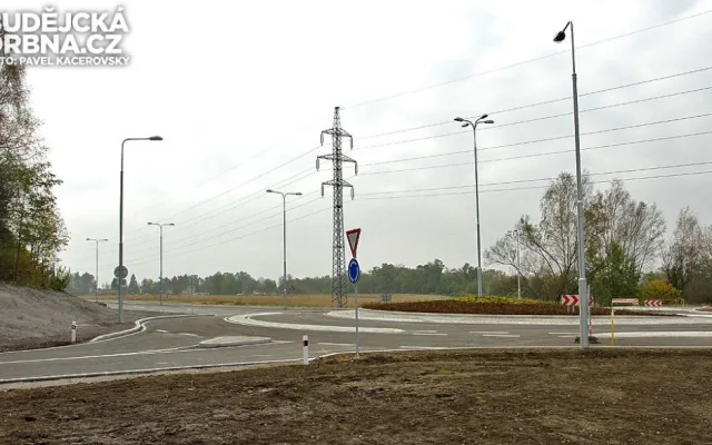 Pohled na turbo okružní křižovatku od kynologického cvičiště