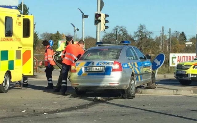 Nehoda policejního vozu se Škodou Octavia