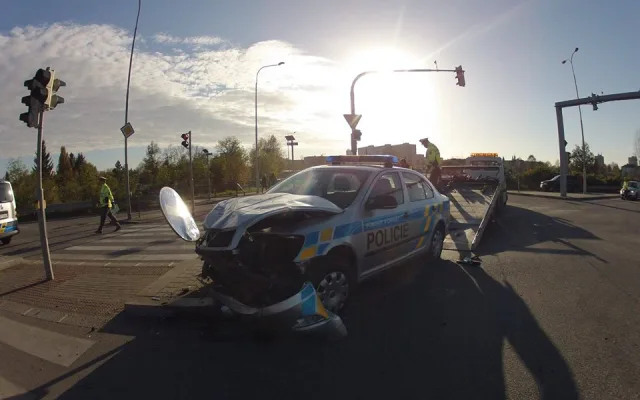 Nehoda policejního vozu se Škodou Octavia