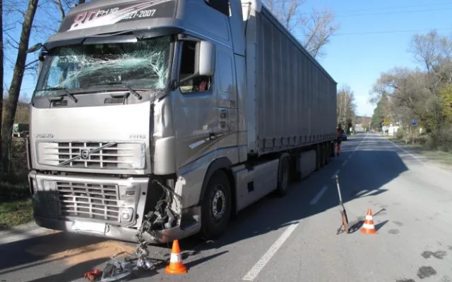 Řidič volva za dodávkou nedobrzdil