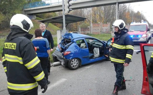 Autobus narazil do kolony vozidel stojících na křižovatce Diamant