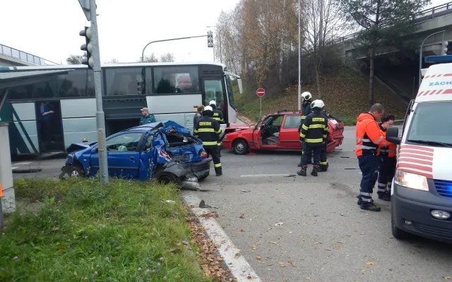 Autobus narazil do kolony vozidel stojících na křižovatce Diamant