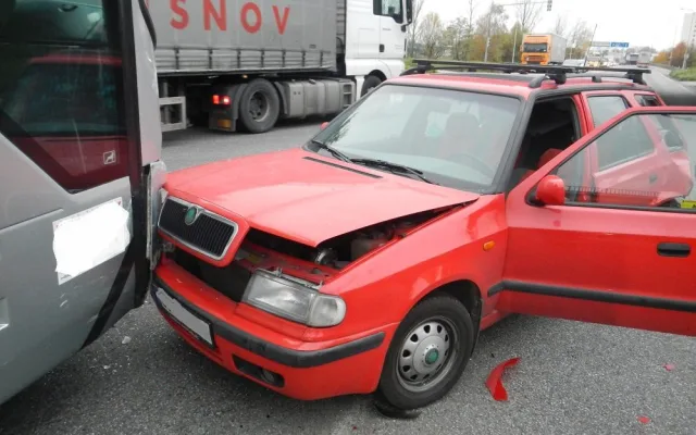 Autobus narazil do kolony vozidel stojících na křižovatce Diamant