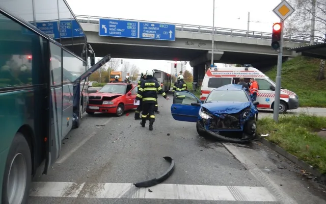 Autobus narazil do kolony vozidel stojících na křižovatce Diamant
