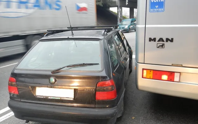 Autobus narazil do kolony vozidel stojících na křižovatce Diamant