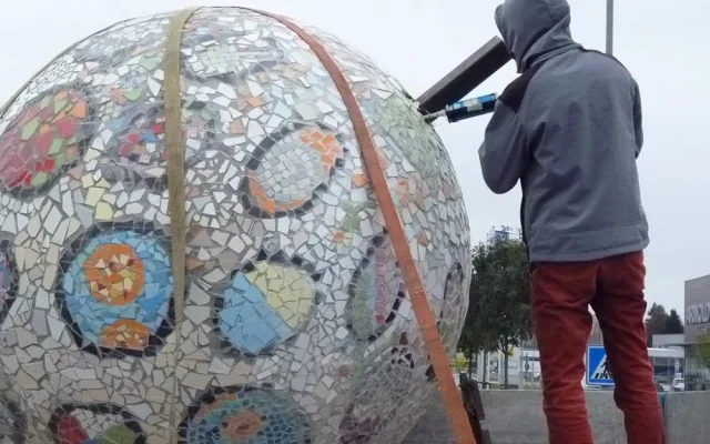 Mozaiková koule na kruhovém objezdu u Globusu