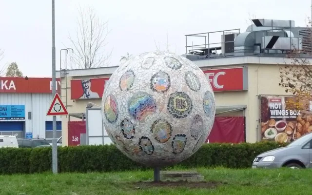 Mozaiková koule na kruhovém objezdu u Globusu