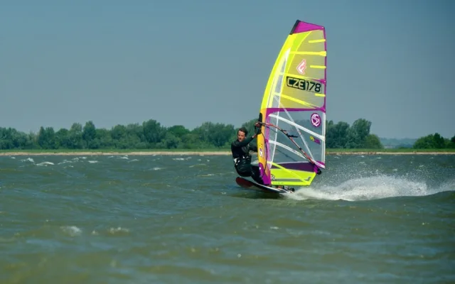 Michael Kvašnovský při jeho milovaném windsurfingu