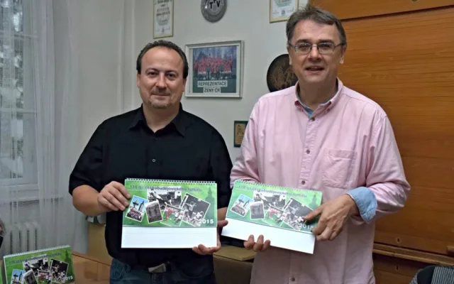 Autoři historického fotbalového kalendáře Michal Průcha a Zdeněk Zuntych