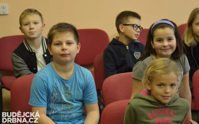 Žáci českobudějovické ZŠ Máj II se můžou těšit ze sady dresů a 16 míčů od společnosti E.ON