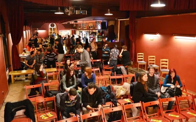 Café Klub Slavie se začal plnit již ve středu